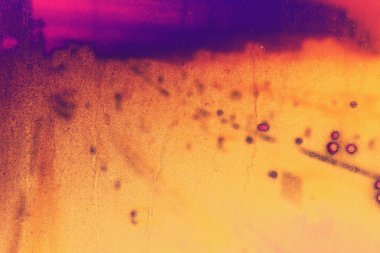 Renkli arkaplan, değişen renkler ve boyalı camlar arasından yol görüntüsü.