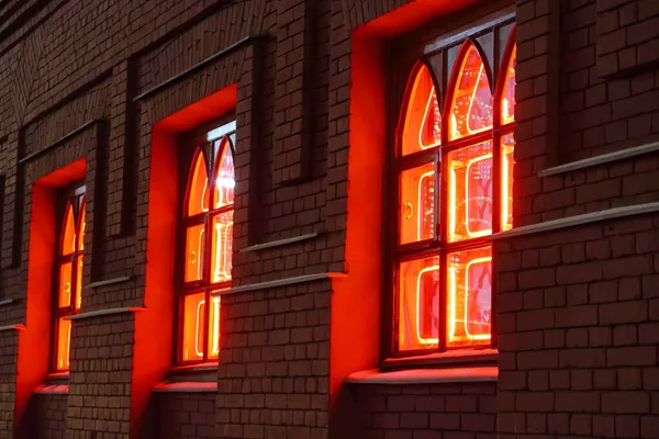 Red Light Windows Brick Building New Year Christmas 2021 — Foto Stock