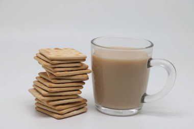 Sütlü bir bardak çay ve bir yığın bisküvi..