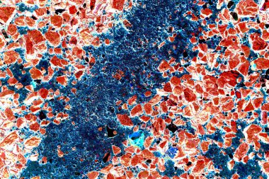 Yol çok renkli çakıllarla, renk değiştiren parlak arkaplanlarla dolu..