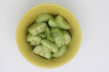 Beyaz cam kase dilimlenmiş salatalık.