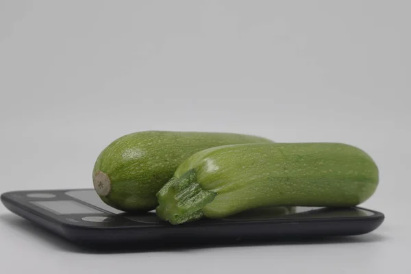 Unpeeled Green Zucchini Zucchini Electronic Kitchen Scale — Stockfoto