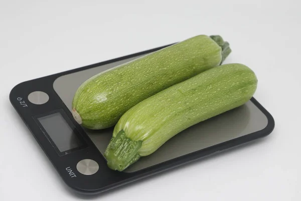 Unpeeled Green Zucchini Zucchini Electronic Kitchen Scale — Stock Photo, Image