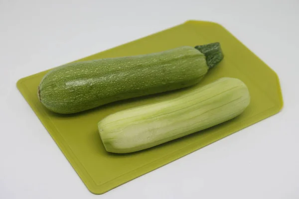 One Peeled One Unpeeled Green Courgette Zucchini Cutting Kitchen Board — Foto Stock