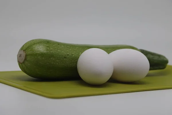 Zucchini Two Raw Chicken Eggs Lie Cutting Board — Foto Stock