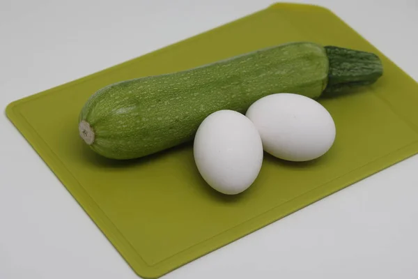 Zucchini Two Raw Chicken Eggs Lie Cutting Board — Fotografia de Stock