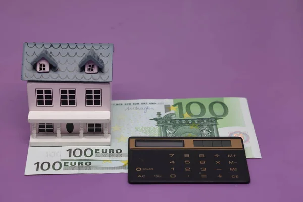 Toy House Stands Banknote Next Calculator Accurate Financial Calculation Buying — ストック写真