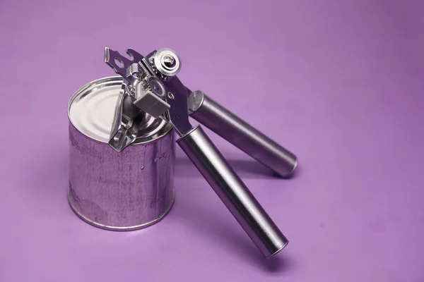 Впритул Різні Металеві Білі Бляшанки Можуть Бути Фіолетовому Тлі Метал — стокове фото