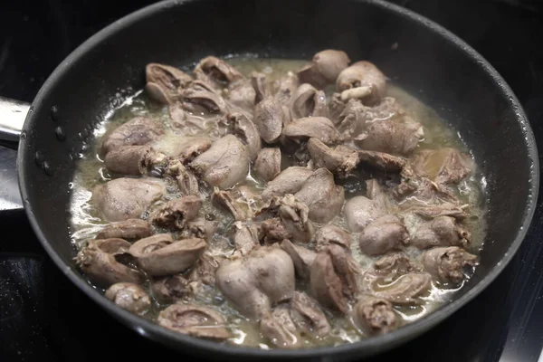 Coeurs Poulet Cuits Dans Une Casserole Sur Cuisinière Vue Sur — Photo