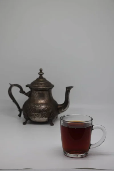 白い背景にアンティークの金属ティーポット 古いアラビアのティーポットを閉じます お茶を一杯 — ストック写真