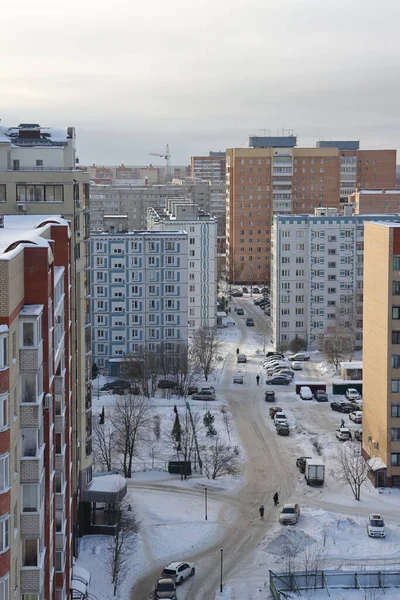 モスクワ地方 2022年1月12日 霜の多い冬の朝の近代的な住宅地 住宅ビルだ — ストック写真
