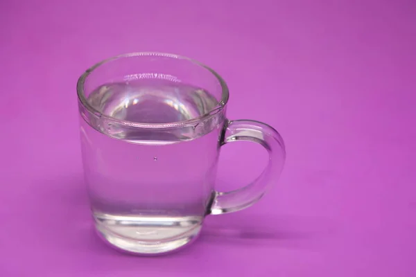 Transparent Glass Tumbler Water Purple Background Copy Space — Stock Photo, Image