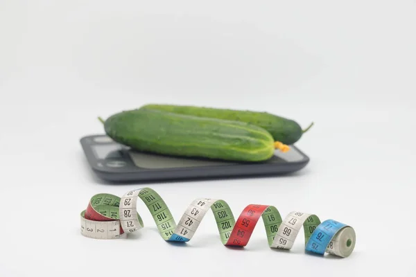 Gurken Auf Der Waage Gewichtsverlust Ernährung Und Gewichtskontrolle Stillleben Mit — Stockfoto