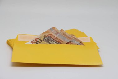 Bir yığın zarf. Yakın plan, arka planda avroluk banknotlarla dolu bir zarf var. Yozlaşma ve rüşvet kavramı