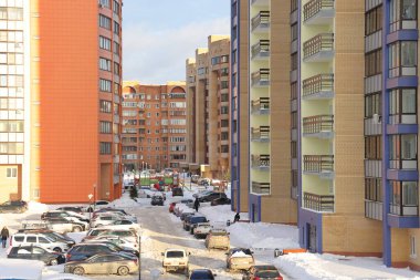 Bir Rus şehrindeki yüksek katlı binaları yeni kar kapladı. Moskova bölgesi, Ocak 2022