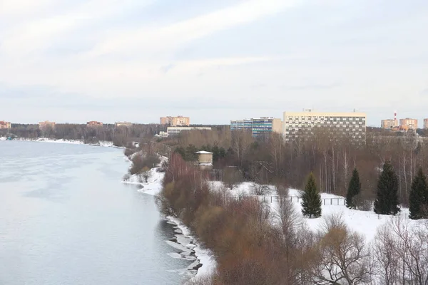 Fluss Einem Sonnigen Abend Bäume Und Sträucher Landschaft Der Winternatur — Stockfoto