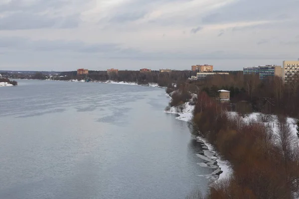 Río Una Tarde Soleada Árboles Arbustos Paisaje Naturaleza Invernal Riberas — Foto de Stock