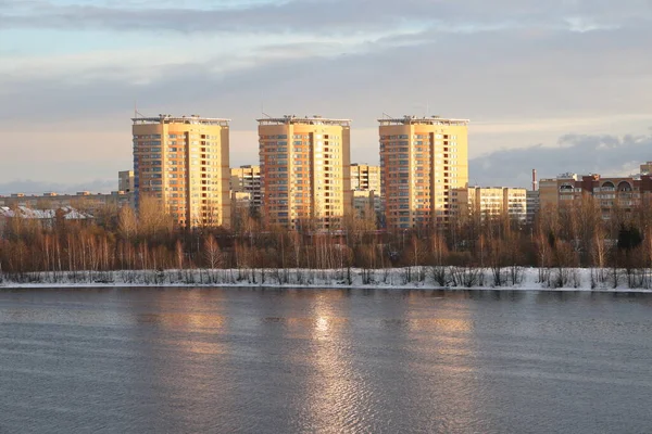 Río Una Tarde Soleada Árboles Arbustos Paisaje Naturaleza Invernal Riberas — Foto de Stock