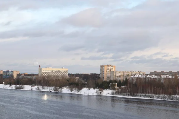 Folyó Egy Napsütéses Estén Fák Bokrok Téli Táj Bokrokkal Benőtt — Stock Fotó