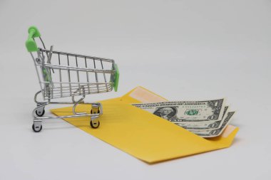 Süpermarketten bir tramvay ve bir zarfın içinde banknotlar, perakende zincirleri içinde alışveriş.