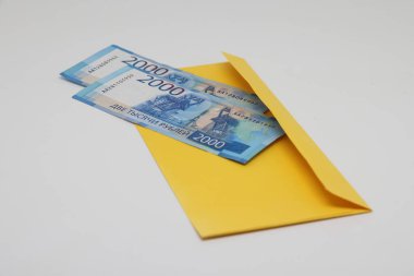 Siyah arka planda beyaz bir zarf içinde 100 dolarlık banknotlar. Rüşvet konsepti. Maaşlar zarflarda. Finansal dolandırıcılık.