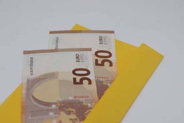 Siyah arka planda beyaz bir zarf içinde 100 dolarlık banknotlar. Rüşvet konsepti. Maaşlar zarflarda. Finansal dolandırıcılık.