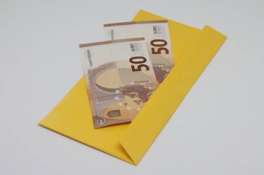 Siyah arka planda beyaz bir zarf içinde 100 dolarlık banknotlar. Rüşvet konsepti. Maaşlar zarflarda. Finansal dolandırıcılık.