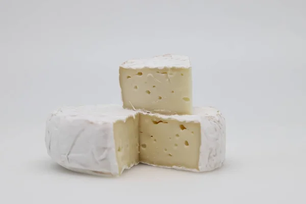 白色背景上的一块奶酪 节食和控制体重 有健康食物的平静生活 健康食品 健康生活方式的概念 重量控制 — 图库照片