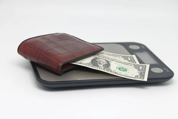 電子台所のスケールの紙幣と茶色の財布 会計及び家族資金計画の記号 — ストック写真