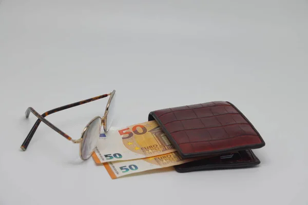 Kahverengi cüzdan, banknotlar ve gözlükler. Kahverengi çerçeve Muhasebe ve aile finansmanı planlama sembolü