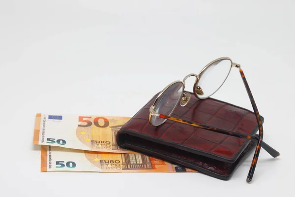 Kahverengi cüzdan, banknotlar ve gözlükler. Kahverengi çerçeve Muhasebe ve aile finansmanı planlama sembolü