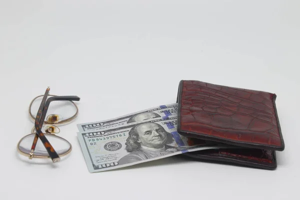 Kahverengi cüzdan, banknotlar ve gözlükler. Kahverengi çerçeve Muhasebe ve aile finansmanı planlama sembolü