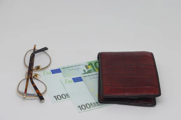 Kahverengi cüzdan, banknotlar ve gözlükler. Kahverengi çerçeve Muhasebe ve aile finansmanı planlama sembolü