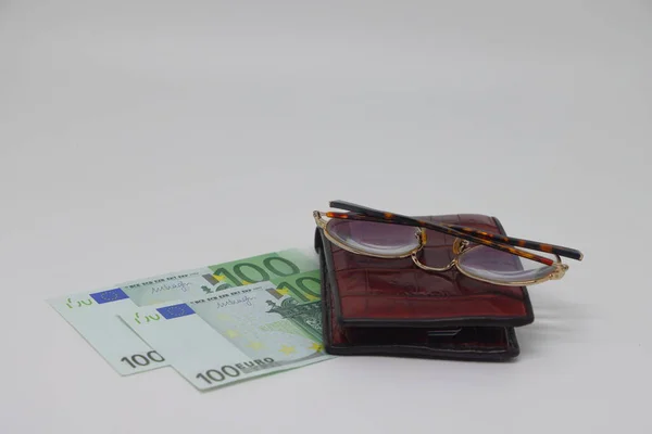 Kahverengi cüzdan, banknotlar ve gözlükler. Kahverengi çerçeve Muhasebe ve aile finansmanı planlama sembolü