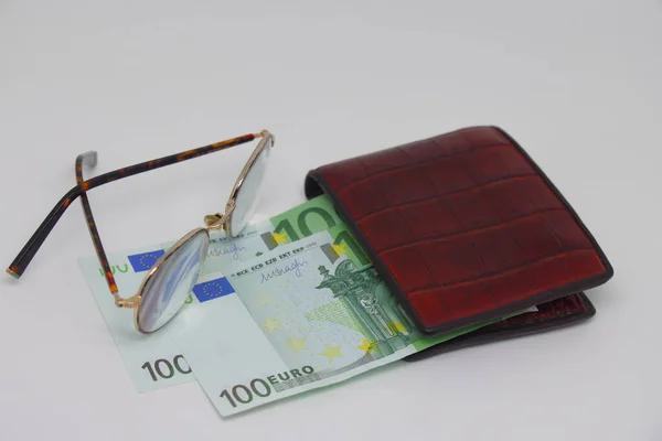 Kahverengi cüzdan, banknotlar ve gözlükler. Kahverengi çerçeve Muhasebe ve aile finansmanı planlama sembolü