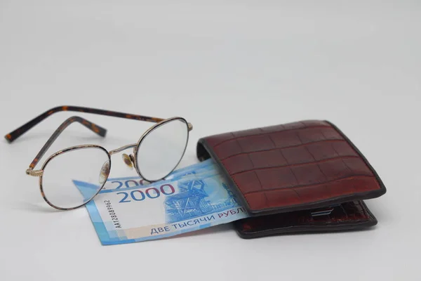 Kahverengi cüzdan, banknotlar ve gözlükler. Kahverengi çerçeve Muhasebe ve aile finansmanı planlama sembolü