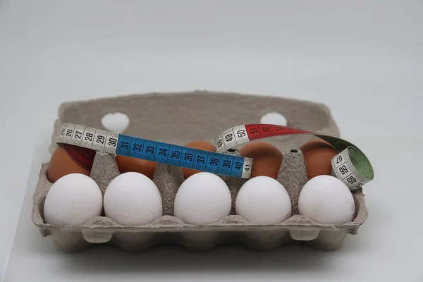 Zehn Eier Karton Ein Dutzend Rohe Weiße Und Braune Eier — Stockfoto