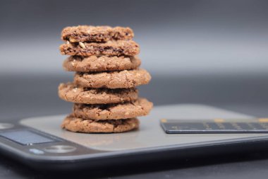 Fındıklı çikolatalı kurabiyeler. Kilo kaybı, diyet ve kilo kontrolü. Sağlıklı yiyecekler. Sağlıklı yaşam tarzı kavramı. Kişisel izolasyon sırasında ağırlık kontrolü