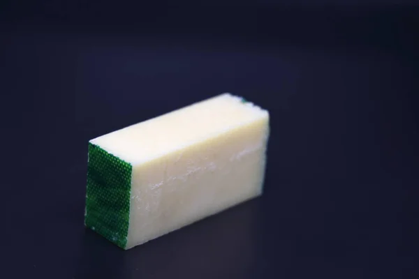 Een Stuk Kaas Een Donkere Achtergrond Gezond Eten Het Concept — Stockfoto