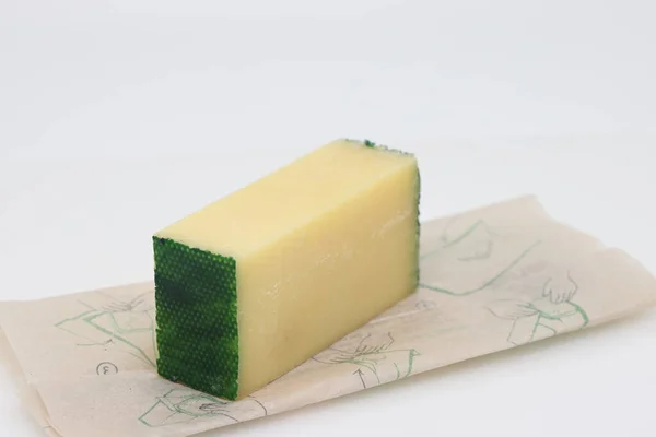 Ein Stück Käse Auf Pergamentpapier Auf Weißem Hintergrund Gesunde Ernährung — Stockfoto