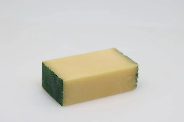 Ein Stück Käse Auf Weißem Hintergrund Gewichtsverlust Ernährung Und Gewichtskontrolle — Stockfoto