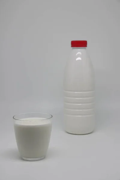 Een Glas Dikke Kefir Een Lichte Achtergrond Gezond Eten Het — Stockfoto