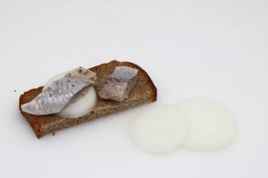 Ringa balıklı sandviç ve bir kupa soğanlı. Bir parça siyah ekmek. Sağlıklı yiyecekler. Sağlıklı yaşam tarzı kavramı