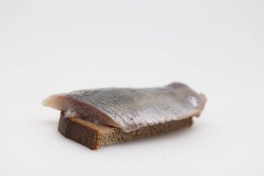 Beyaz arka planda tuzlanmış ringa balığı. Sağlıklı yiyecekler. Sağlıklı yaşam tarzı kavramı. Ağırlık denetimi