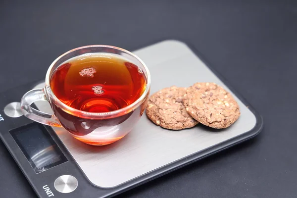 Ein Glas Schwarzer Tee Mit Hausgemachten Keksen Auf Einer Küchenwaage — Stockfoto