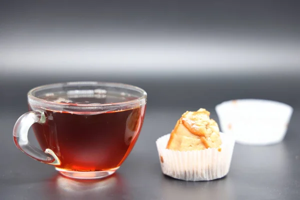 Glas Schwarzer Tee Mit Hausgemachten Keksen Isoliert Auf Weißem Hintergrund — Stockfoto