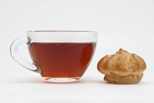 Kleine Kuchen Mit Sahne Und Einer Tasse Tee Profiteroles Ernährung — Stockfoto