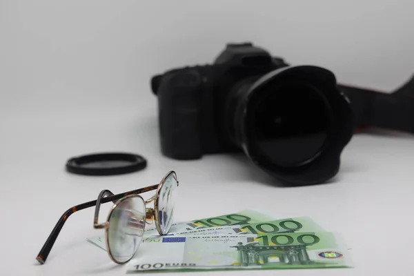 Irodai Asztali Munkahely Kamerával Szemüveggel Bankjegyekkel Fotóállományból Származó Jövedelem — Stock Fotó