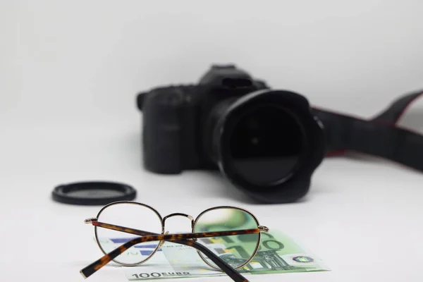 Irodai Asztali Munkahely Kamerával Szemüveggel Bankjegyekkel Fotóállományból Származó Jövedelem — Stock Fotó