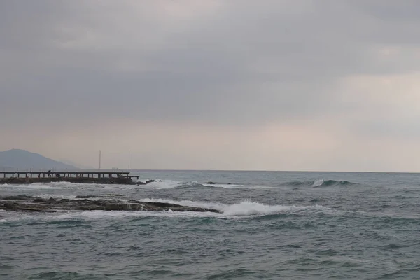 Köpük Dalgalarının Önünde Yalnız Bir Şahsiyet Alanya Tarihi Bir Dağ — Stok fotoğraf